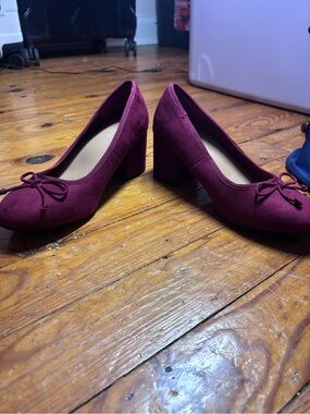Classic Block Heel Pumps with Bow in Burgundy